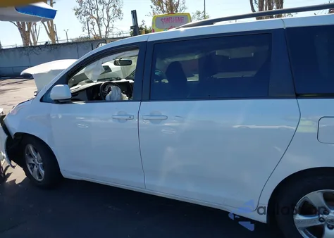 2015 Toyota Sienna Le 8 Passenger from USA, damaged, VIN 5TDKK3DC2FS612330